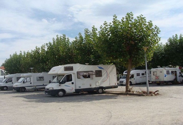Aire-camping car-emplacements-ombragé-st jean pied de port©mairie