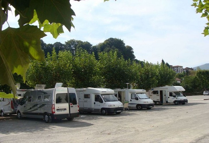 Aire-camping car-emplacements-parking-st jean pied de port©mairie
