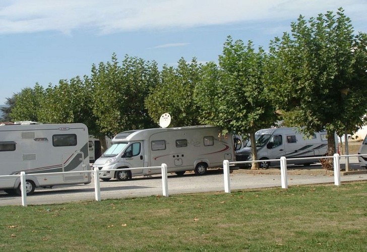 Aire-camping car-emplacements-arboré-bis-st jean pied de port©mairie