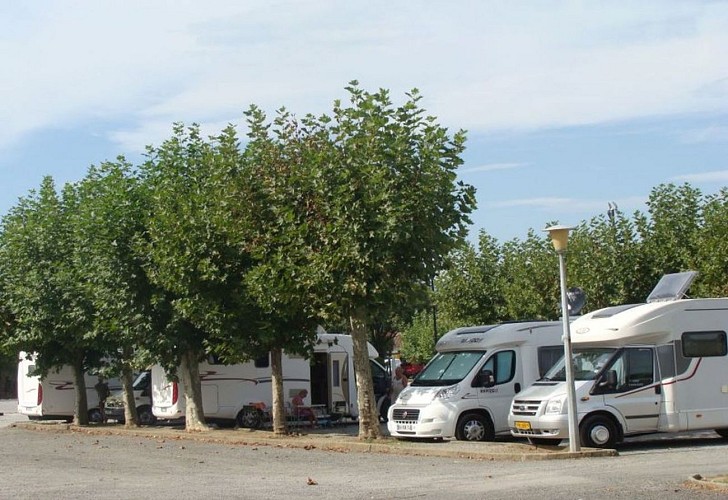 Aire-camping car-emplacements-arboré-st jean pied de port©mairie