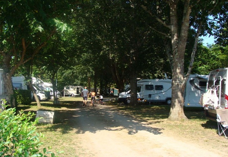 Aire de camping cars-ombragée-fronton-st jean pied de port