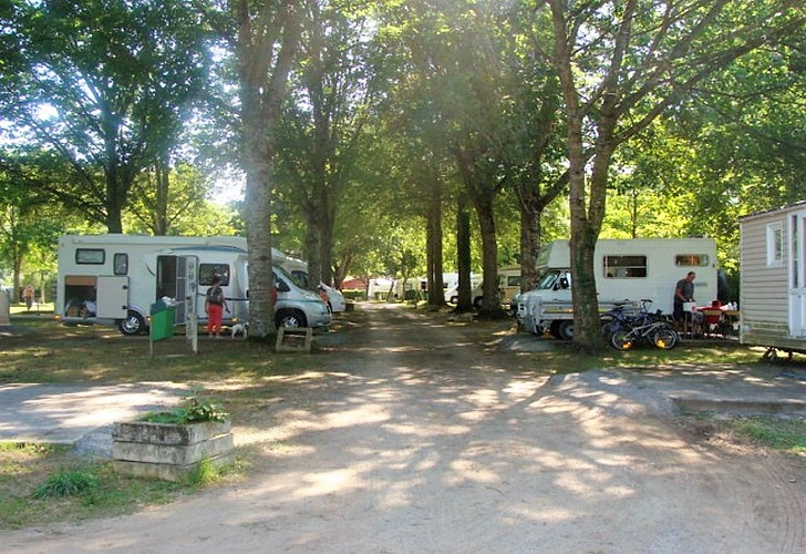Aire de camping cars-arborée-fronton-st jean pied de port