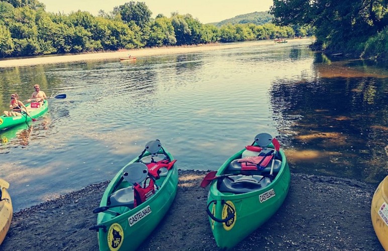 Périgord Noir Vallée Dordogne - castelnaud canoes