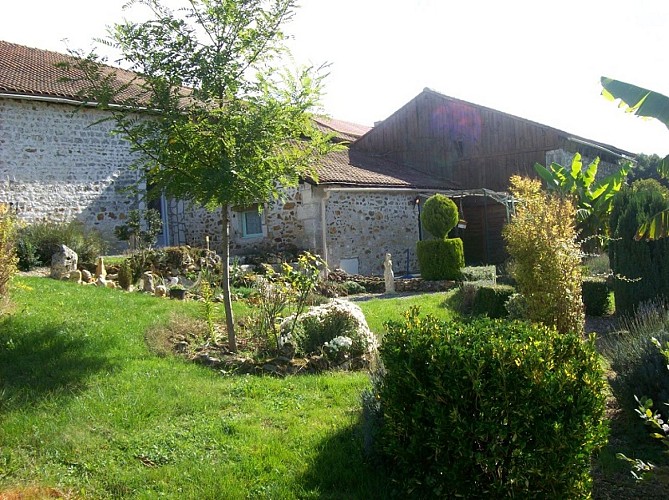 Le Laurier Rose Beaussac Vue 2 sur maison