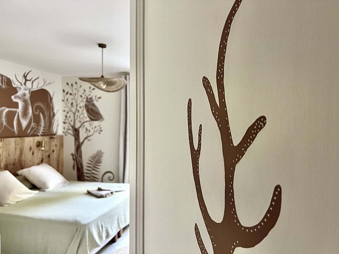 Cerf-peinture-Perigord-foret-dordogne-chambre-sarlat