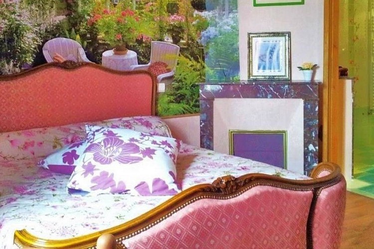 Chambre-rose-lit-double-Au-mas-de-Mayac