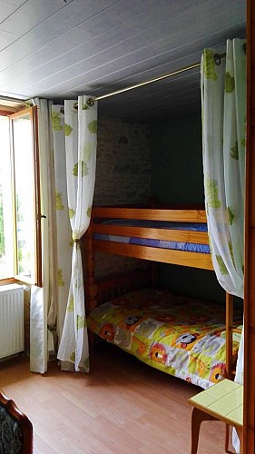 Chambre-verte-lit-superpose-Au-mas-de-Mayac