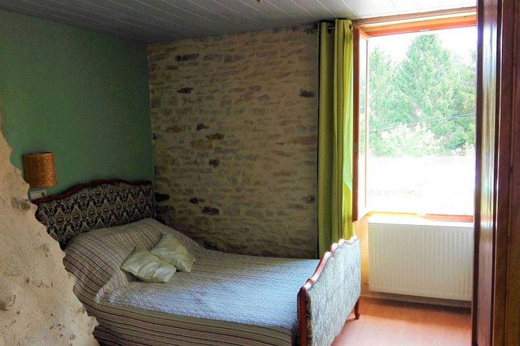 Chambre-verte-lit-double-Au-mas-de-Mayac