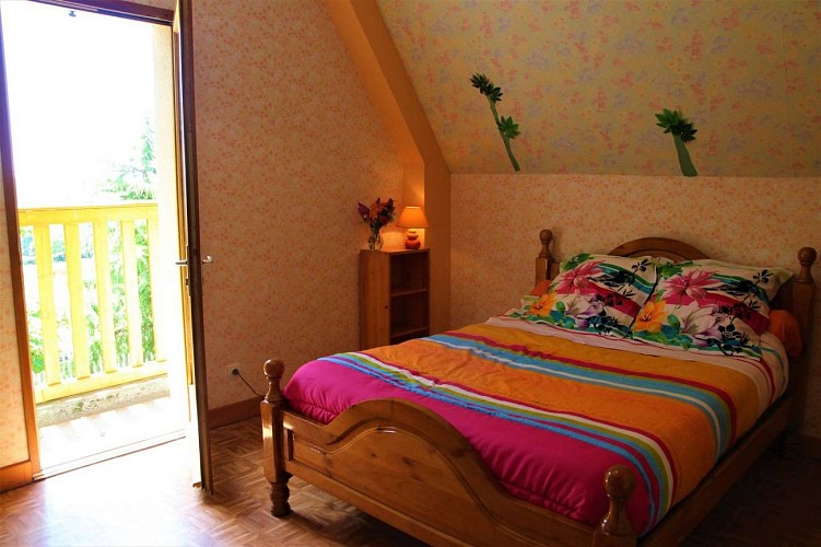 Chambre--gite-lit-double-Au-mas-de-Mayac