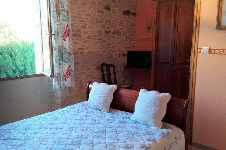 Chambre-orange-lit-double-Au-mas-de-Mayac