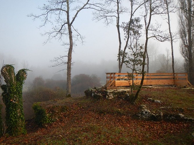 Escarpement calcaire avec point de vue - Saint-Just