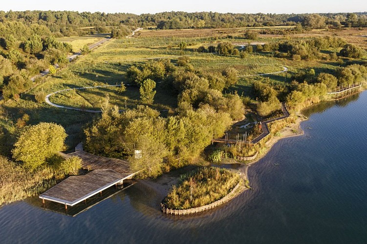 Aménagement et développement de la réserve naturelle d’Arjuzanx par ALEP, architectes-paysagistes, et INCA, architectes. Photo: Nicolas Castets avec Thierry Laurent-Constant (SPAD Drone)