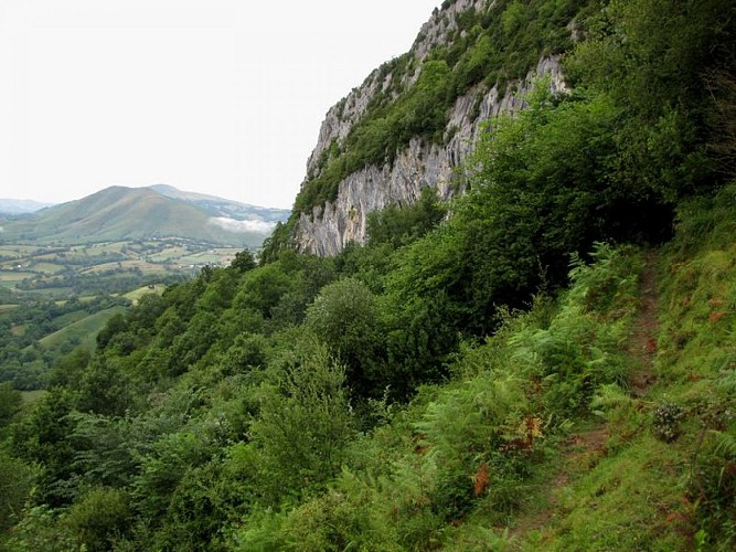 Le sentier permet de bonnes vues sur la falaise