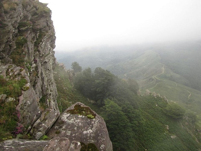 sare_lezeko_gaina_Les_escarpements_sont_aussi_les_reposoirs_des_vautours