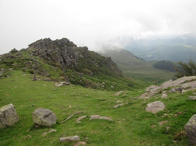 Sare_lezeko_gainaDepuis_le_sommet_d_Atxuria_on_recherchera_le_monticole_bleu_sur_les_rochers