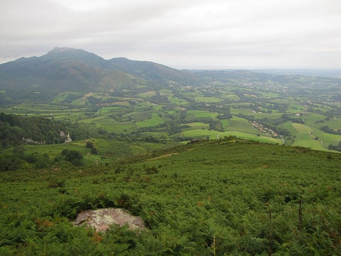 sare_lezeko_gainaOn_domine_depuis_Lezeko_Gaina_la_vallee_et_la_montagne_de_la_Rhune_en_face
