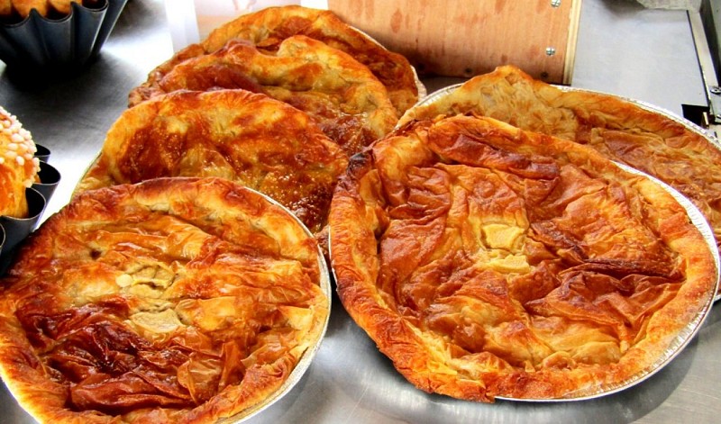 Chez Marie - Etalage de tourtières à l'armagnac