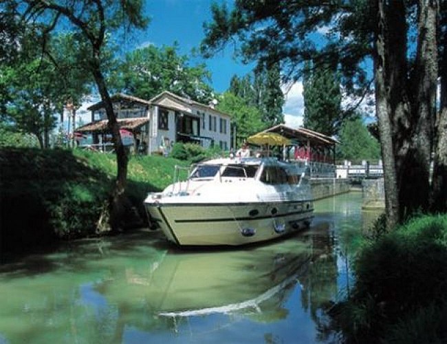 LeMasdAgenais_CrownBlueLine_3