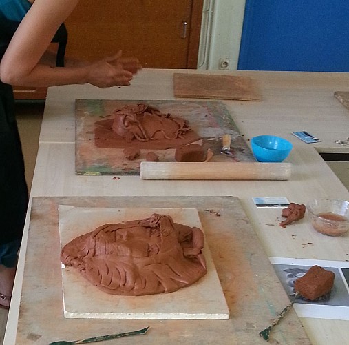 cours-adulte-realisation-masque-poterie-de-larche-destination-agen-tourisme