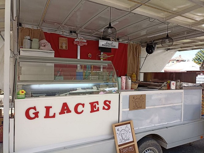 STAND GLACES FERME CHEVRE MARCHE PRODUCTEUR