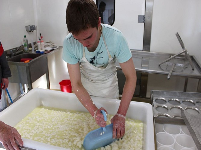Fromages Etchamendy - fabrication fromage 1 - Ahaxe