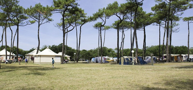 Camping vacances André Trigano -domaine-de-fierbois_-interieur-ddelain