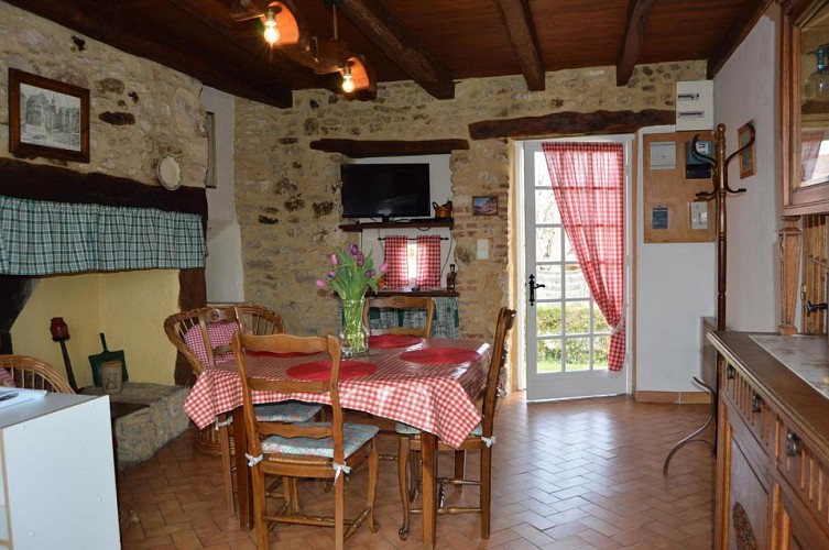 Gîte thenon salle à manger