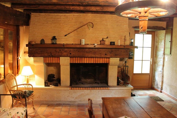 Gite Saint Aulaire de l'Angle cheminée