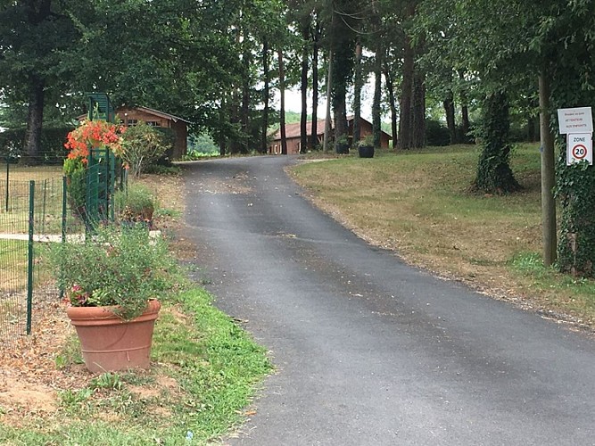 HLO_Aubas_Gite de Mileperthuis_Entrée des Gites_octobre 2023©Christiane Salviat