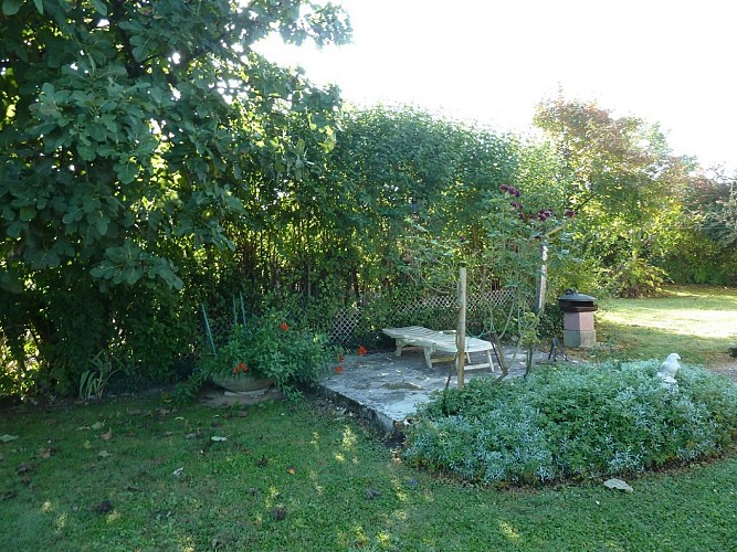 Gîte-Bessous-Montpon-jardin