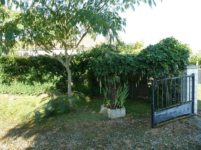 Gîte-Bessous-Montpon-jardin1