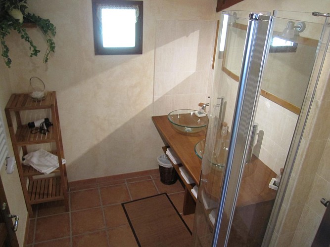 gite-les-tourriers-salle-bain-saint-laurent-des-hommes-tourisme-vallée-isle