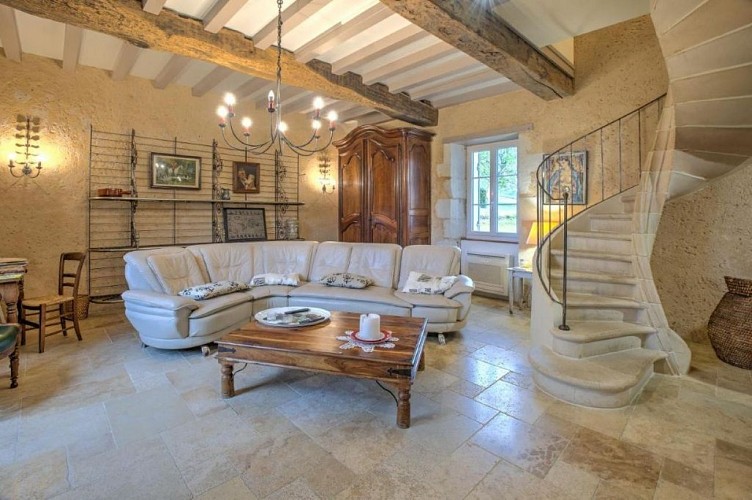 salle-séjour-escalier-moulin-de-villeverneix