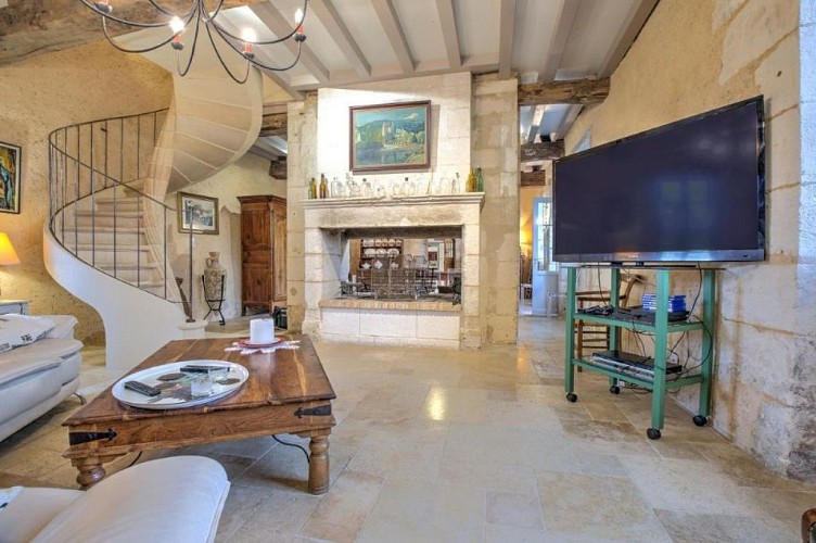 salle&amp;escalier-moulin-de-villeverneix