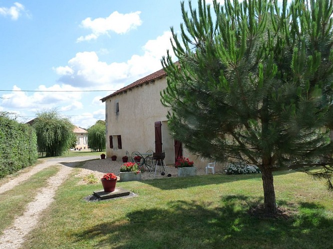 Facade du gîte Augusta et coin détente