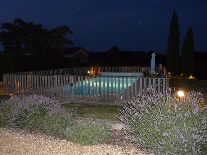 La piscine illuminée du domaine
