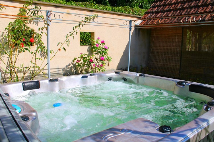 ETAPE PERIGORDINE -gite  2 à 4 pers - jacuzzi - entre sarlat et rocamadour (23.)