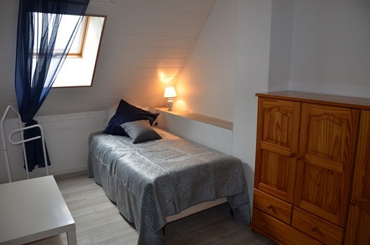 chambre-etage-lit-simple-cote-est-SITE-2