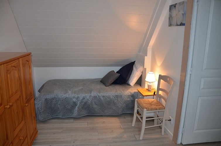 chambre-etage-lit-simple-cote-ouest-SITE-1