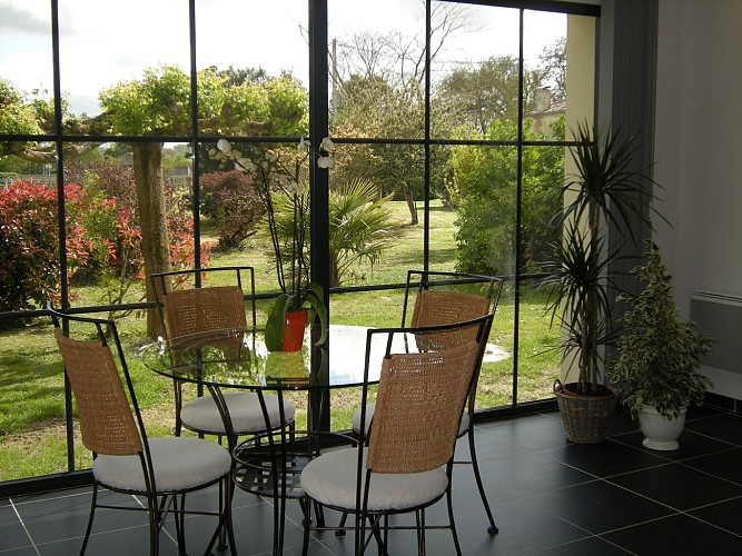 Gite de violet4210_Teuillac_Gite_vue_800x600