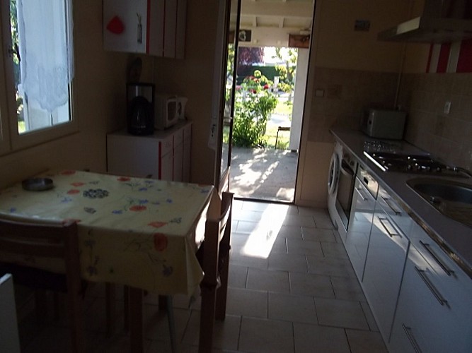 Location de vacances Mme Cheylat - cuisine et terrasse couverte - Carcans