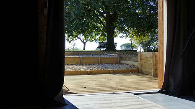Terrasse gîte à l'ombre du tilleul