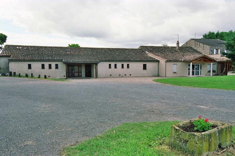 cente_vacances_la_forge_Paulhiac_cour_espace_clos.-1