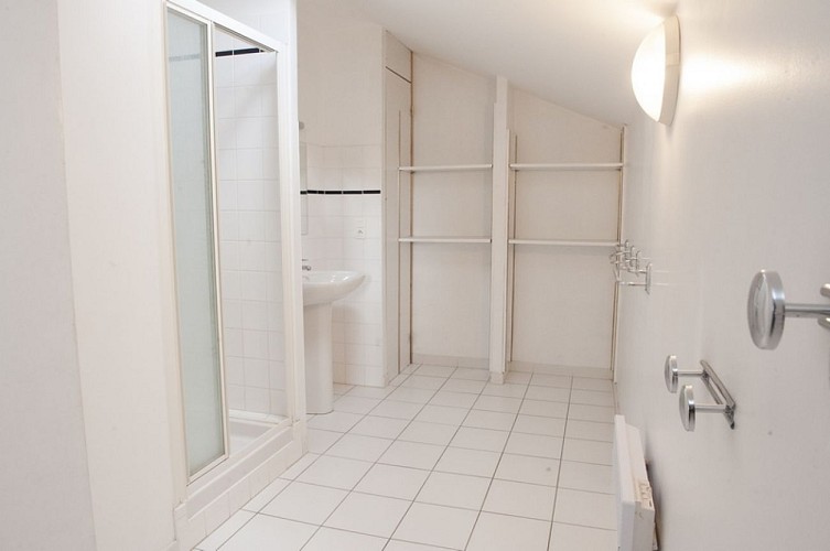 centre_vacances_la_forge_salle_eau_Paulhiac