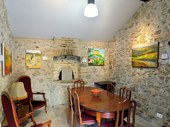 Gite Bourthaire - salon et four a pain