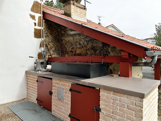 Gite Bourthaire - espace cuisson extérieur