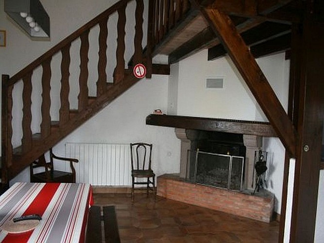 Gite-Kayola-cheminee-salle-a-manger-2