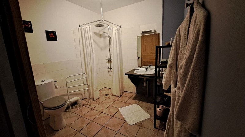 la source de  peyssou - salle de bain