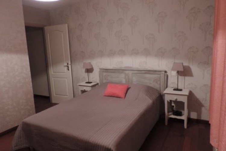 Lit double et penderie