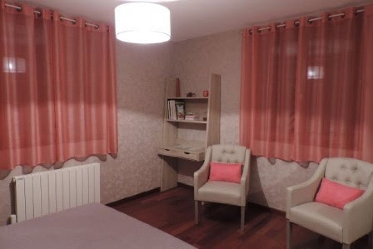 Chambre avec espace détente et télévision